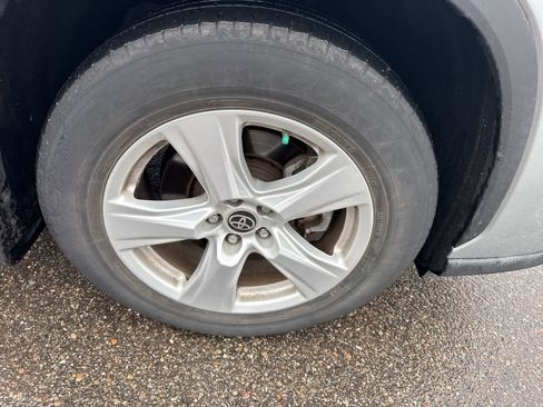 Used 2020 Toyota Highlander L AWD/4WD image 12