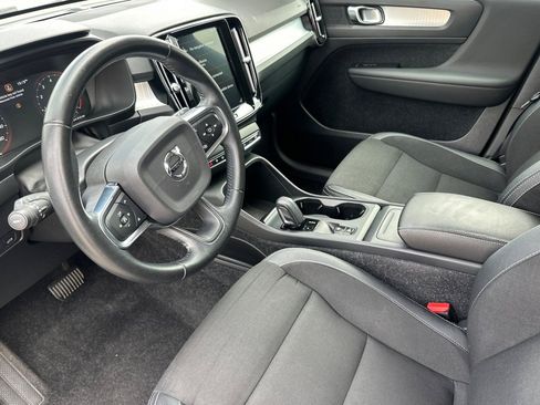 Used 2020 Volvo XC40 T5 Momentum image 9