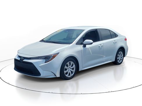 Used 2025 Toyota Corolla LE FWD image 3