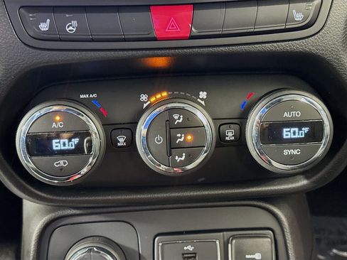 Used 2016 Jeep Renegade Trailhawk w/ Premium Trailhawk Package image 17