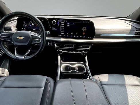Used 2025 Chevrolet Traverse LT FWD image 8