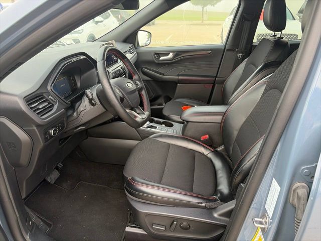 Used 2025 Ford Escape ST-Line Select AWD/4WD image 5