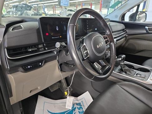 Used 2025 Kia Carnival FWD image 6