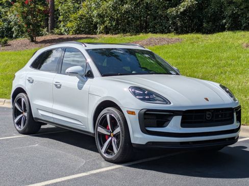 Certified 2025 Porsche Macan S AWD/4WD image 32
