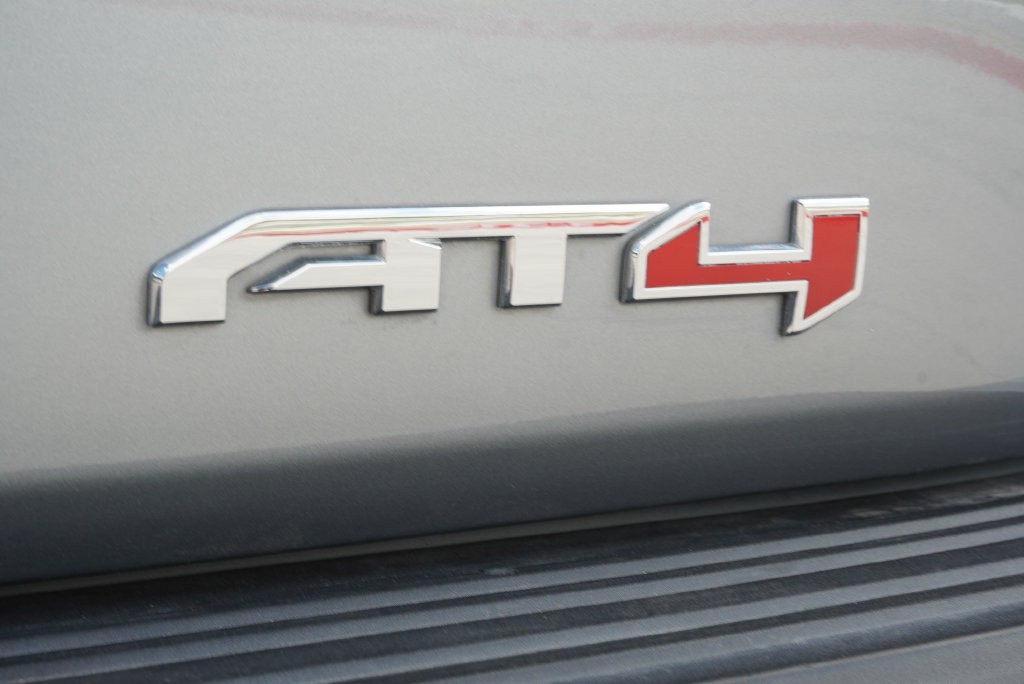 Used 2024 GMC Yukon AT4 w/ Technology Package AWD/4WD image 9