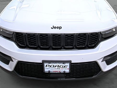 New 2025 Jeep Grand Cherokee Altitude image 16