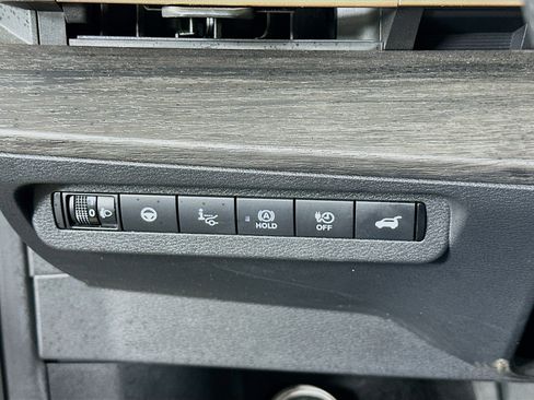 Used 2023 Nissan Ariya FWD image 16