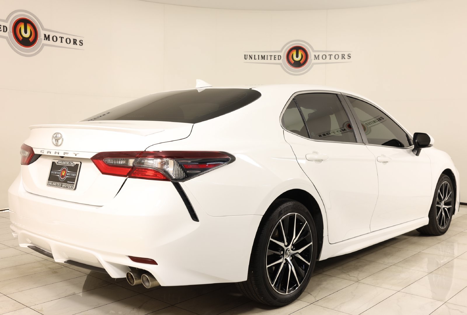 Used 2023 Toyota Camry SE FWD image 3