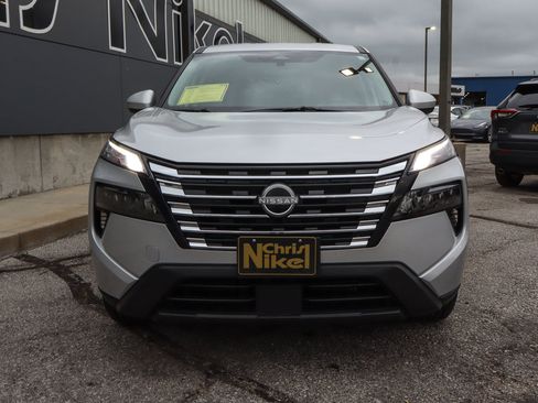Used 2025 Nissan Rogue SV AWD/4WD image 2