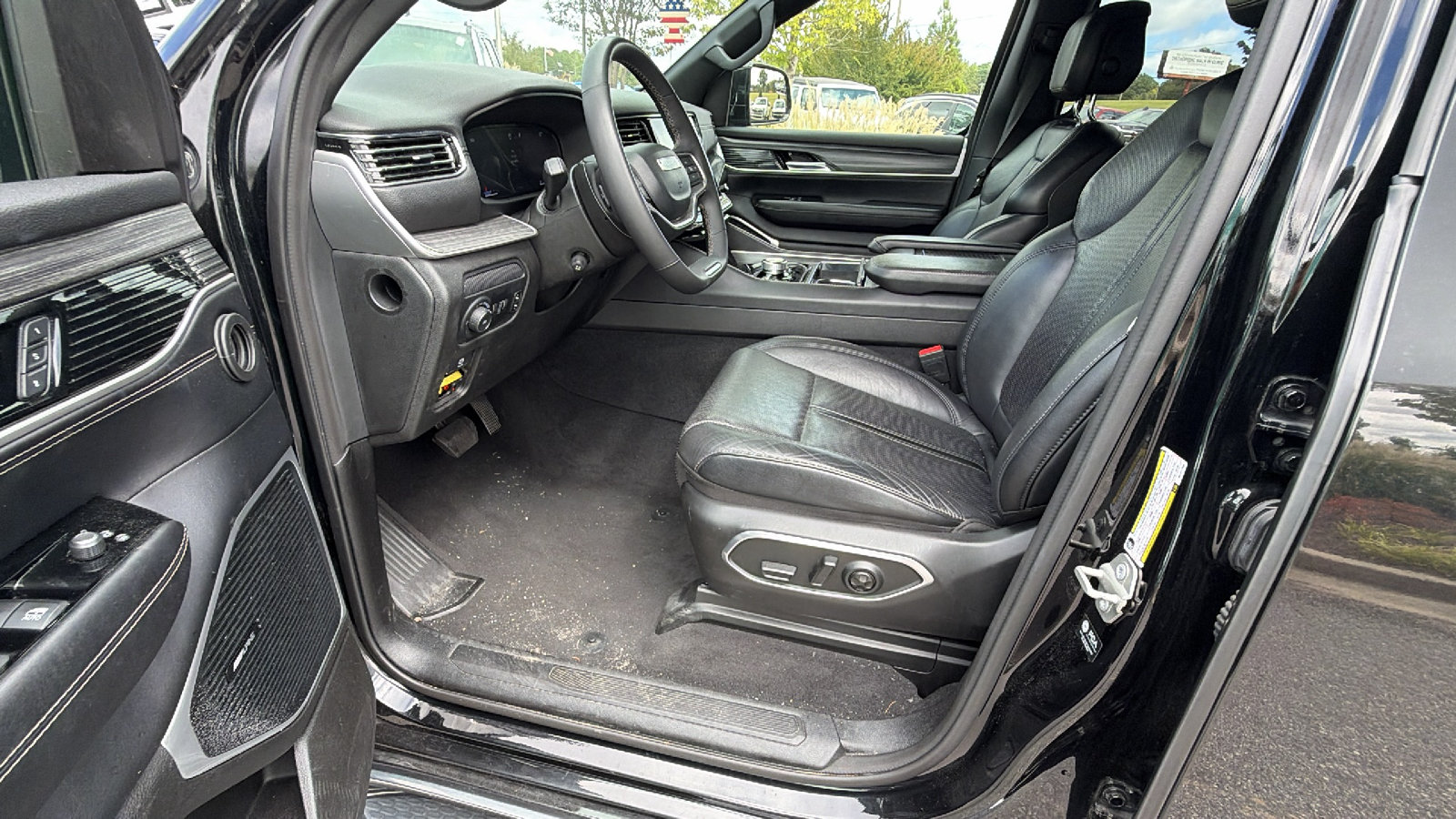 Used 2024 Jeep Wagoneer L Series II w/ Flexible Seating Group AWD/4WD image 16