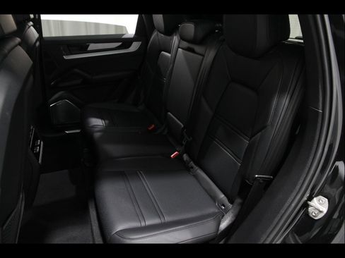 Used 2024 Porsche Cayenne AWD/4WD image 20