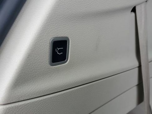 Certified 2024 Chrysler Pacifica Touring-L image 29