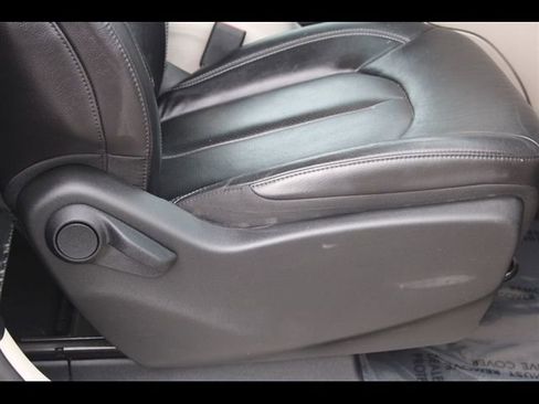 Used 2022 Chrysler Pacifica Touring-L FWD image 19