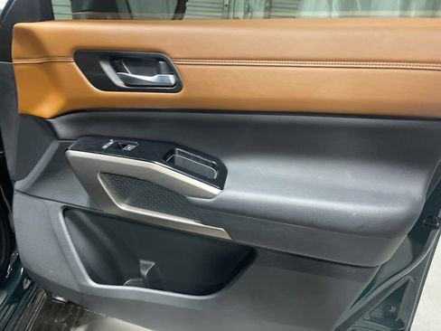 Used 2024 Nissan Pathfinder Platinum image 10