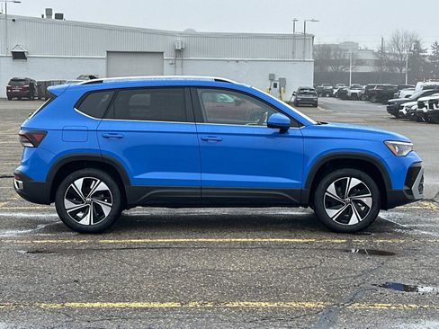 New 2026 Volkswagen Taos SE image 6