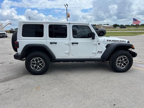 Used 2025 Jeep Wrangler Unlimited Rubicon w/ Convenience Group AWD/4WD image 7