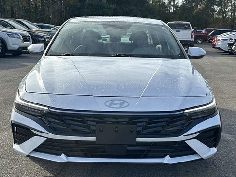 Used 2025 Hyundai Elantra SEL image 3