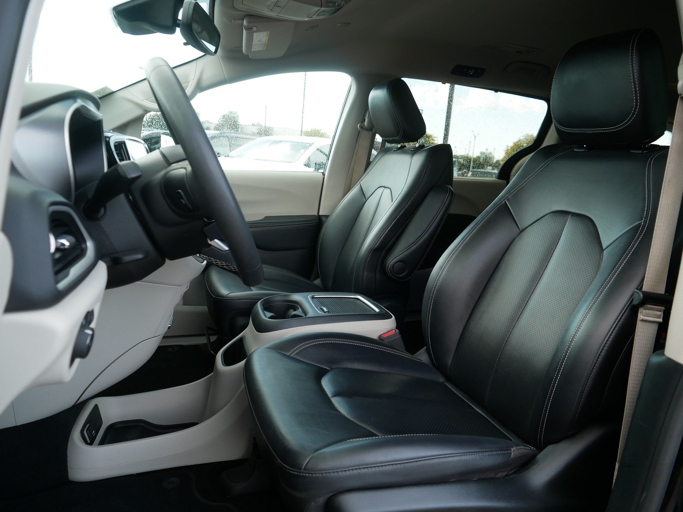 Used 2024 Chrysler Pacifica Touring-L FWD image 34