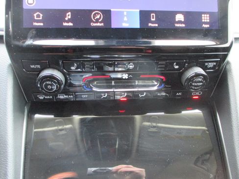Used 2024 Jeep Grand Cherokee Limited w/ Black Appearance Package AWD/4WD image 19