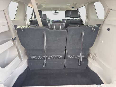 Used 2023 Chrysler Pacifica Touring-L FWD image 19