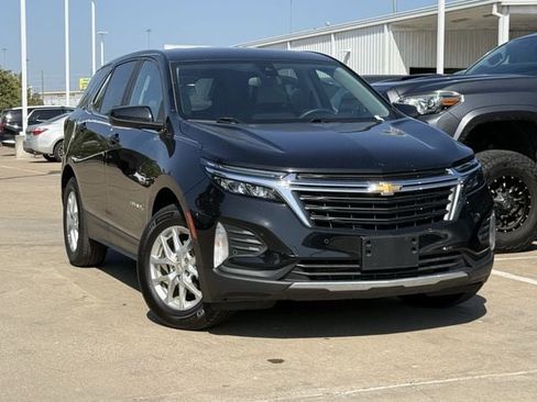 Used 2023 Chevrolet Equinox LT w/ Driver Convenience Package FWD image 2