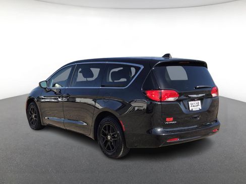 Used 2022 Chrysler Voyager LX image 4