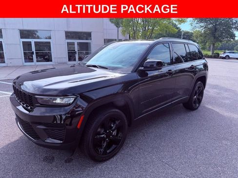 Used 2023 Jeep Grand Cherokee Altitude RWD image 3
