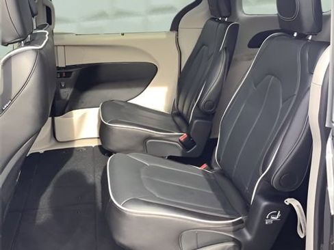 Certified 2024 Chrysler Pacifica Limited image 19