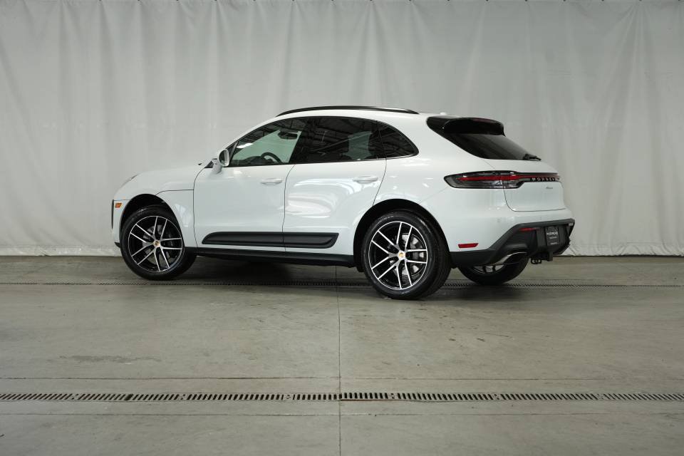 Certified 2025 Porsche Macan AWD/4WD image 3