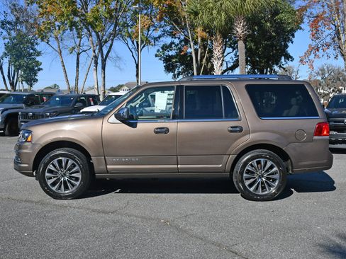 Used 2017 Lincoln Navigator Select image 2