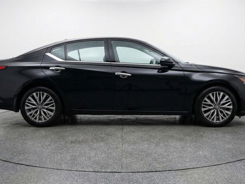 Used 2025 Nissan Altima 2.5 SV FWD image 11
