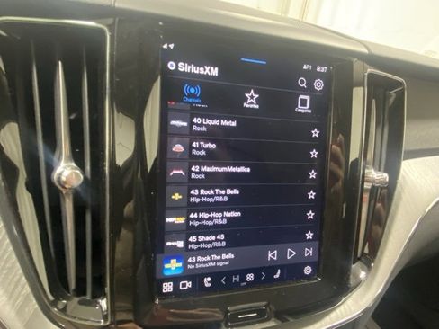 Certified 2025 Volvo XC60 B5 Plus image 21