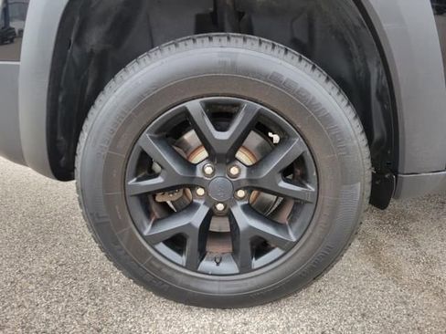 Used 2017 Jeep Cherokee Trailhawk w/ Comfort & Convenience Group AWD/4WD image 5