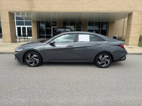 Used 2025 Hyundai Elantra Limited FWD image 1