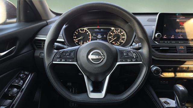 Used 2023 Nissan Altima 2.5 SV FWD image 9