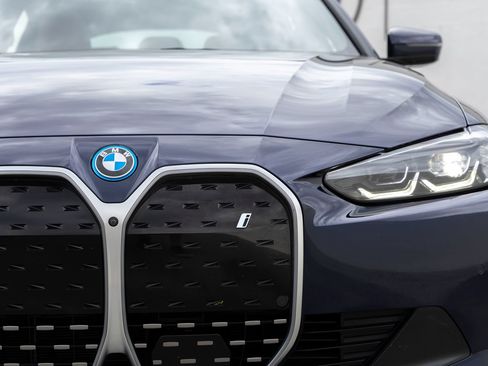 Used 2023 BMW i4 eDrive35 RWD image 9