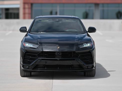 Used 2021 Lamborghini Urus image 2
