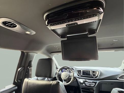 Used 2020 Chrysler Pacifica Touring-L w/ S Appearance Package image 24