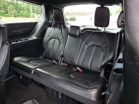 Used 2025 Chrysler Pacifica Select FWD image 11