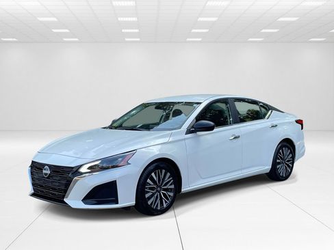 Used 2025 Nissan Altima 2.5 SV FWD image 3