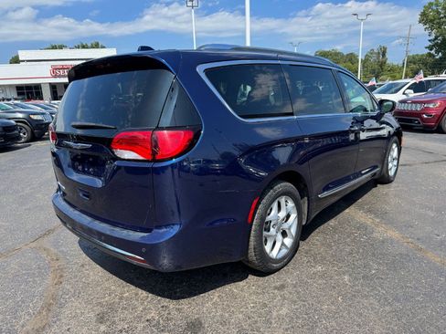 Used 2019 Chrysler Pacifica Touring-L Plus w/ Tire & Wheel Group FWD image 5