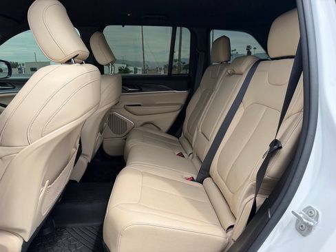 Used 2023 Jeep Grand Cherokee Limited w/ Luxury Tech Group II AWD/4WD image 4