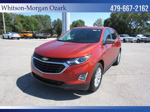 Used 2020 Chevrolet Equinox LS w/ LS Convenience Package FWD image 2