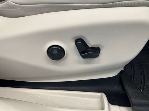 Used 2017 Chrysler Pacifica Limited FWD image 34