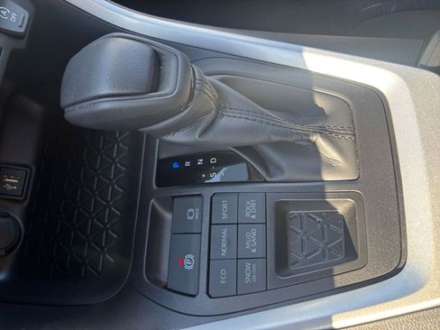 Used 2025 Toyota RAV4 XLE image 40