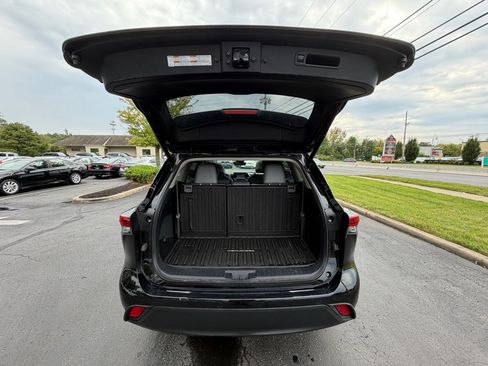 Used 2021 Toyota Highlander XLE image 32