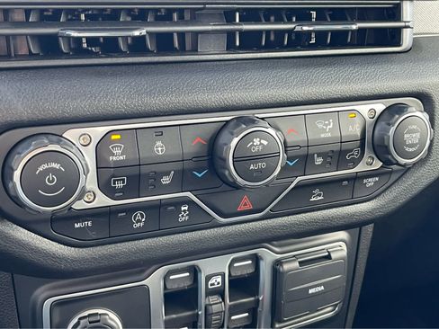 New 2025 Jeep Gladiator Sport image 15