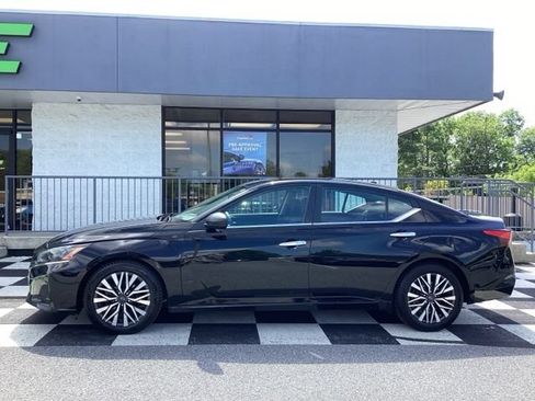 Used 2024 Nissan Altima 2.5 SV FWD image 2