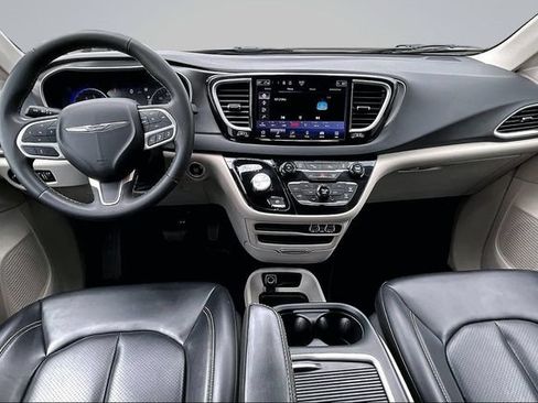 Used 2023 Chrysler Pacifica Touring-L FWD image 7