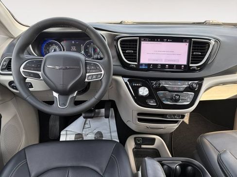 Used 2024 Chrysler Pacifica Touring-L FWD image 10